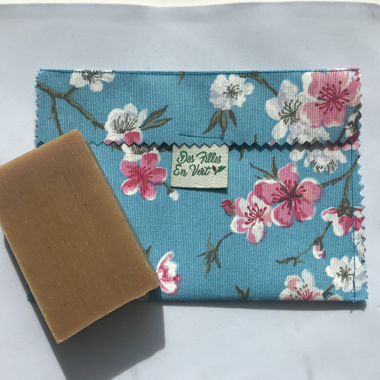 Des filles en vert -- Pochette à savon imperméable motif Fleurs