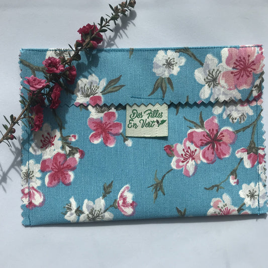 Des filles en vert -- Pochette à savon imperméable motif Fleurs