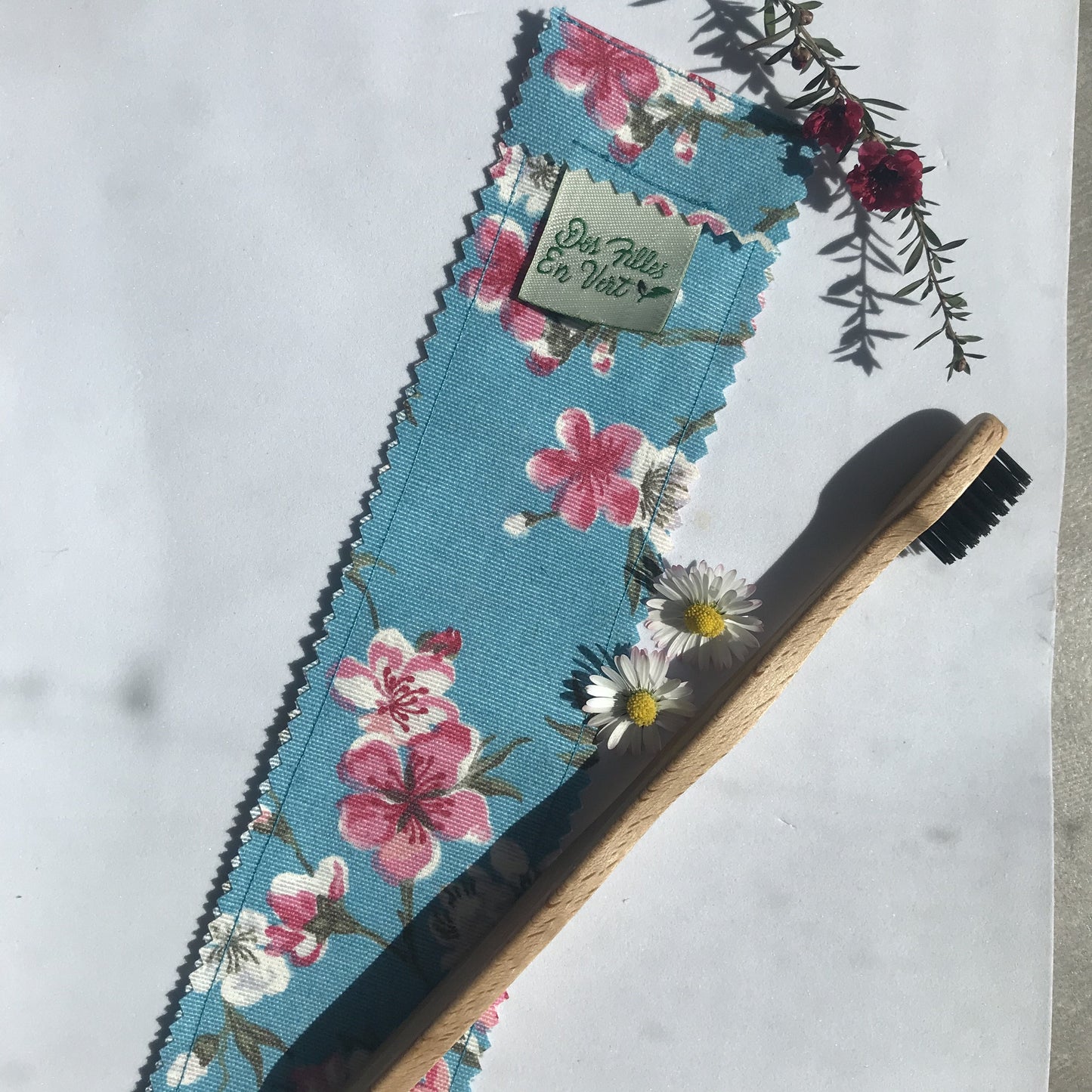 Des filles en vert -- Etui à brosse à dents motif Fleurs
